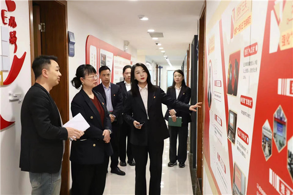 2023-11-27   貴陽(yáng)產(chǎn)控集團(tuán)黨委委員、副總經(jīng)理劉志宏到貴州環(huán)交所調(diào)研并座談2.jpg